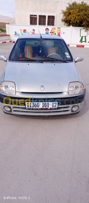 تبسة-الجزائر-سيارة-صغيرة-renault-clio-2-2001