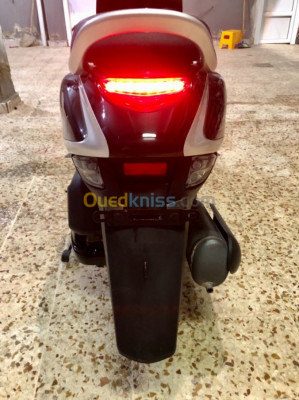 alger-dar-el-beida-algerie-motos-scooters-vms-estate-x-2021