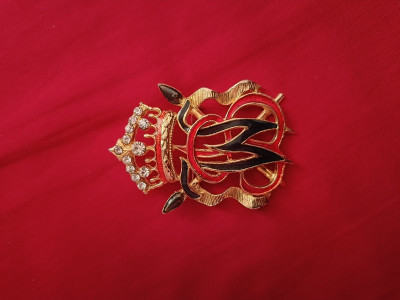 broches-vintage-butler-and-wilson-heraldic-coat-of-arms-brooch-1980s-bordj-bou-arreridj-algerie