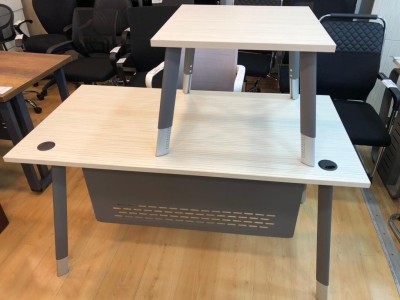 Bureau moderne et fonctionnel avec piètement métallique réglable disponible en 1m20, 1m40 et 1m60 
