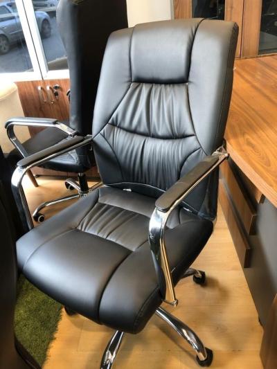 Chaise opérateur de Bureau en Similicuir Noir avec Accoudoirs en Métal Chromé 