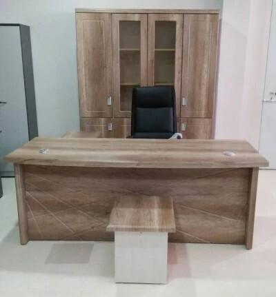 Ensemble Bureau de Direction en MDF avec Rangement et une table basse assortie
