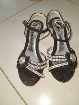 أحذية-بنات-sandale-fille-tres-bonne-etat-تيجلابين-بومرداس-الجزائر