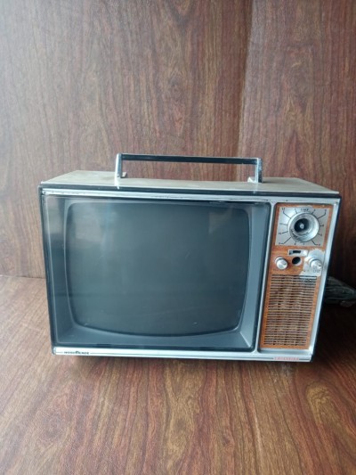 Vintage petit téléviseur portatif TV NordMende TRANSVISA Z 260 de 1973