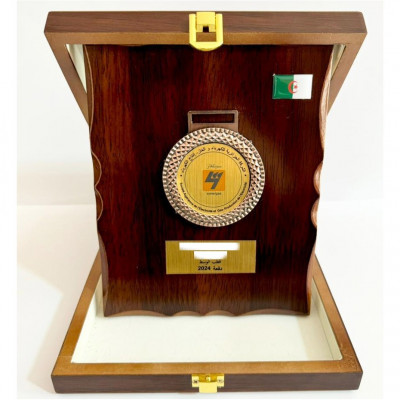 Coffret / Trophé / trophy / Médaille /en bois style Arabesque