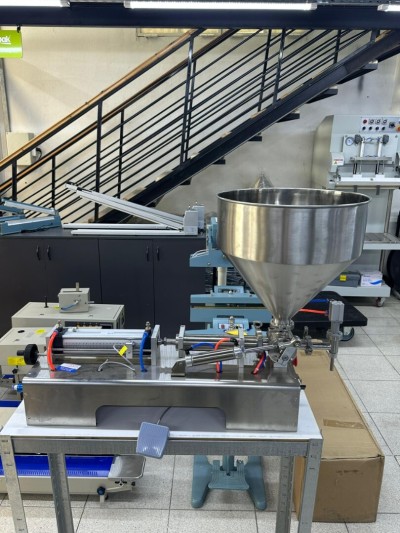 Remplisseuse de pate à piston penumatique - électrique