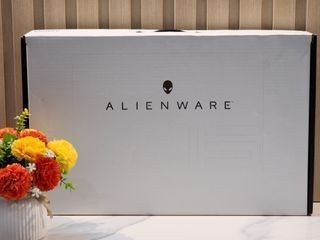 DELL Alienware M16 - i9-13900HX - 32 GB RAM - 2TB SSD - 16 INCH QHD+ 240Hz- GeForce RTX 4090 - GRIS 