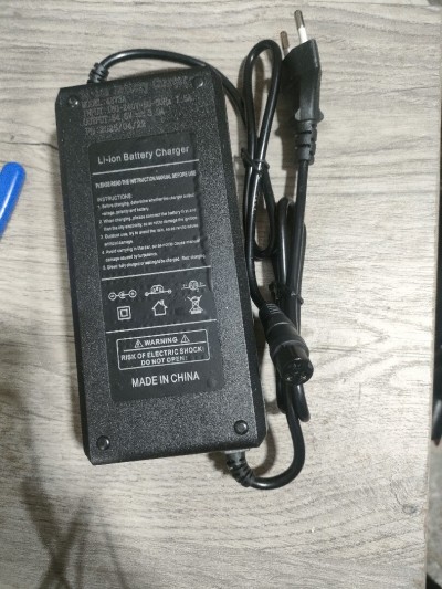 Chargeur trottinette électrique 54.6v