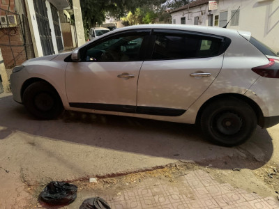 moyenne-berline-renault-megane-3-2010-lakhdaria-bouira-algerie