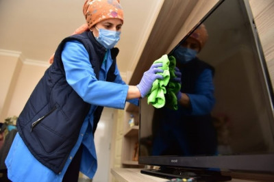 Femme de ménage à domicile nettoyage d'appartement villa immeubles entreprise société de nettoyage