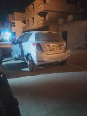 سيارة-صغيرة-toyota-yaris-2013-خميس-الخشنة-بومرداس-الجزائر