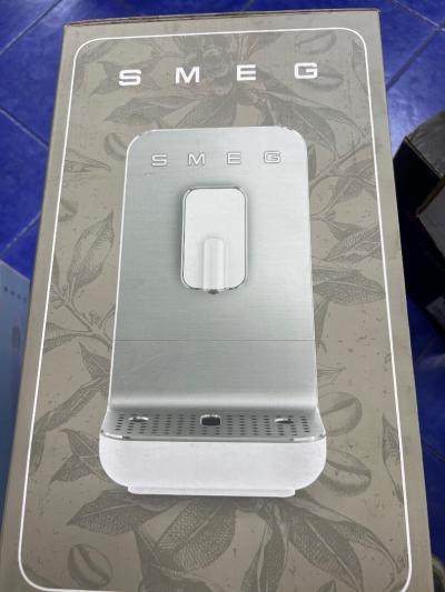 Machine à café broyeur Smeg 