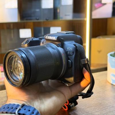 Canon r10 avec 18-150 dans un excellent état comme neuf avec batterie et chargeur