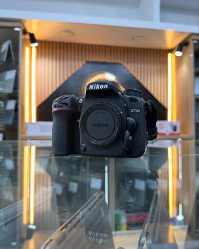 Nikon D7500 boitier nu en excellent état batterie et chargeur click 4k