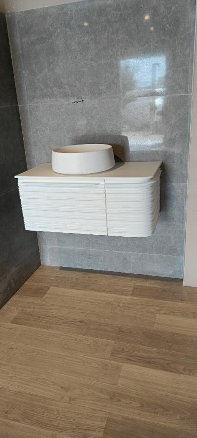 Meuble à rayures arrondi 1+ 1 tiroir en corian blanc 92 cm avec vasque à poser en corian blanc 