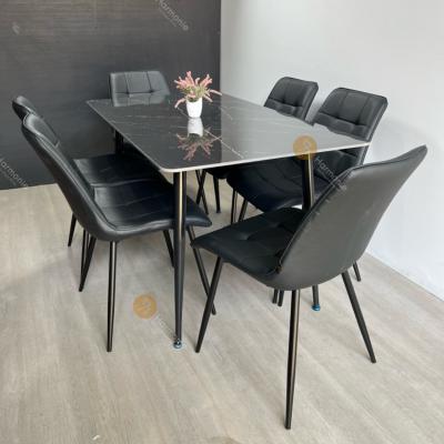 Tablé marbré noir avec 6 chaises en simili cuir 