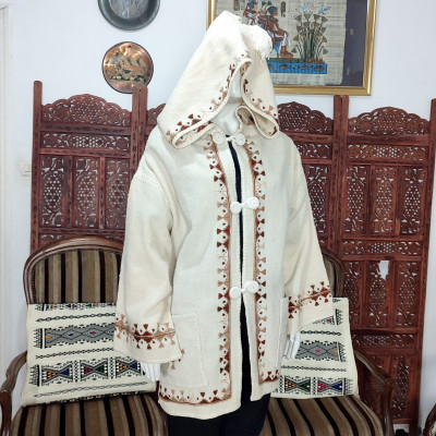 سترة-بغطاء-رأس-و-سويتر-veste-tissage-et-brodage-main-motifs-berberes-حيدرة-الجزائر
