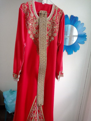 ملابس-تقليدية-vends-joli-caftan-rouge-tres-classe-taille48-الجزائر-وسط