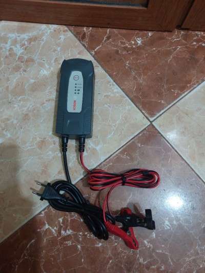 Chargeur de batterie Bosch C1 12v