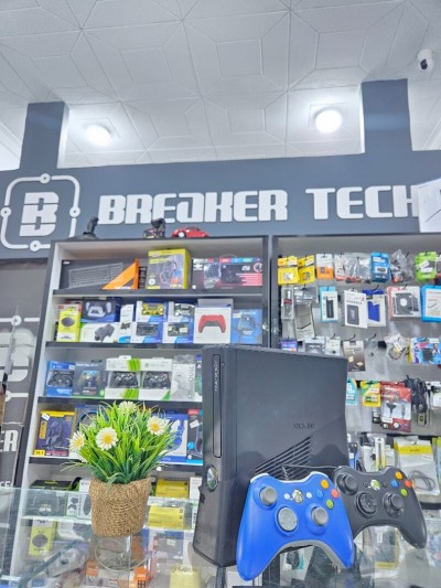 XBOX 360 SLIM GLITCHÉ  2 MANETTE FILAIRE 