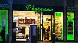medecine-sante-vendeuse-en-pharmacie-ouled-fayet-alger-algerie