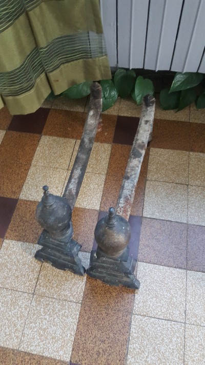 Ancienne paire de chenets pour cheminé en bronze à décor