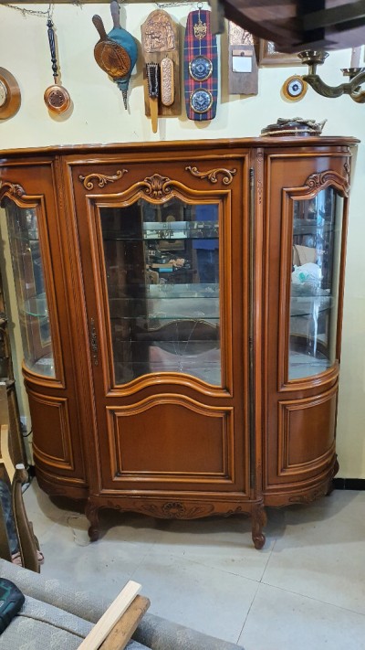 Argentier Vitrine demi-lune style Louis XV en merisier 