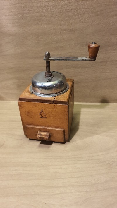 Ancien Moulin à café manuel en bois et inox avec logo gravé de chevalier LIQUIDATION