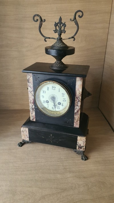 Horloge, Pendule de cheminée d'époque style Napoléon III en marbre noir et bronze.