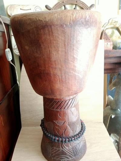 Vintage Fût de djembé, taillé et sculpté à la main , tambour, tamtam, percussion, art africain