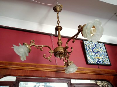 Lustre en bronze à 3 lumières et tulipes en verre opaque.