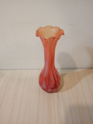 Joli petit vase ancien en pâte de verre rouge