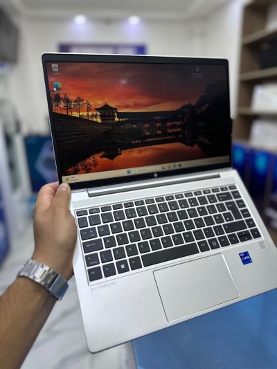 HP ELITEBOOK 640 G9 CORE : INTEL I7 - 1255U DISC : 512 GB  (SSD)  RAM : 32 GB TACTILE 