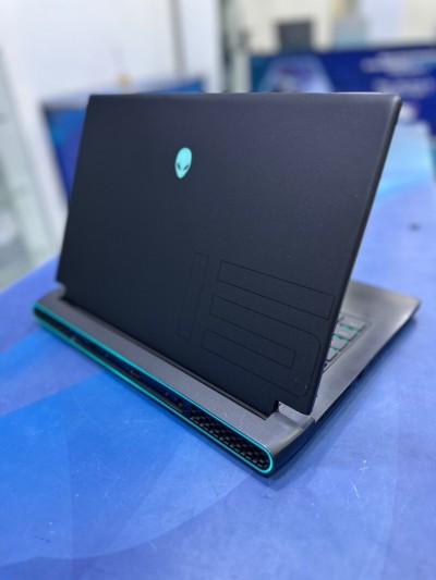 ALIENWARE M15 R6 CORE : INTEL I7 - 11800H DISC :  1,5 TB  (SSD)  RAM : 64 GB  RTX 3060 6GB