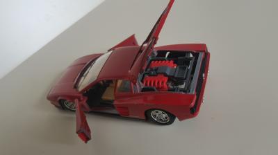 Voiture miniature Ferrari la fameuse Tastarossa 1984 burago Italy 1 24 