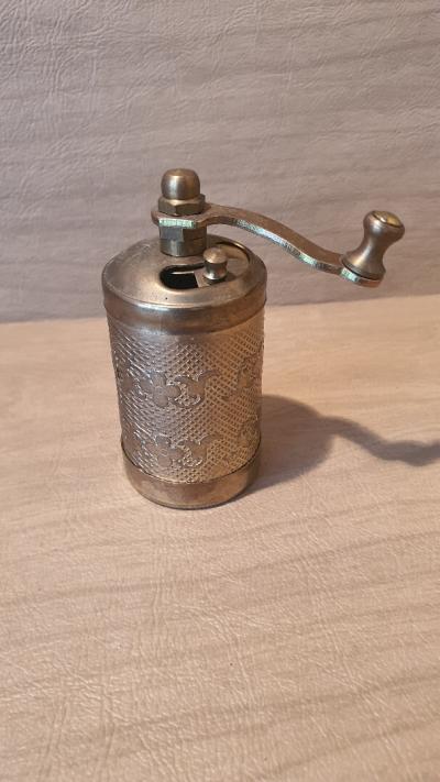 Vintage petit moulin turc à grain (cafée, épices, sel, poivre...)  en laiton massif avec manivelle 