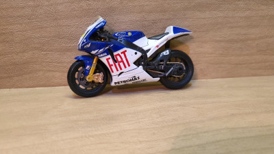 Moto miniature Maisto Yamaha YZR-M1 FIAT MotoGP 46 - Valentino Rossi World Champion 2009