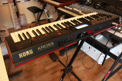 بيانو-لوحة-المفاتيح-korg-kross-61-music-workstation-clavier-synthetiseur-عنابة-الجزائر