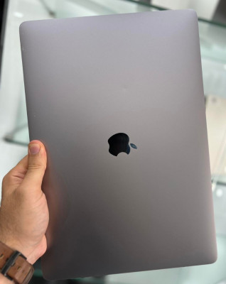 MacBook Pro (15-inch, 2018) - 6-core Intel Core i7 - 16GO RAM - 512GO SSD - Radeon Pro 560X 4GB