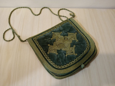Joli sac / sacoche artisanal en velours vert avec motifs brodés 