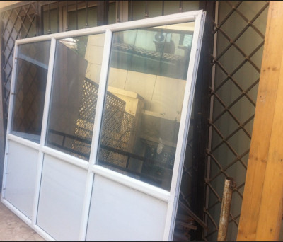 menuiserie-meubles-vitrine-separation-en-aluminium-blanc-staoueli-alger-algerie