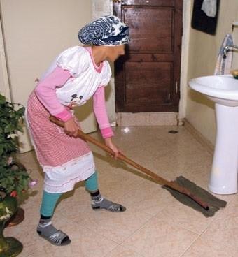 Femme de ménage pour nettoyage d'appartement, immeuble, villa, fin de chantier, société de nettoyage