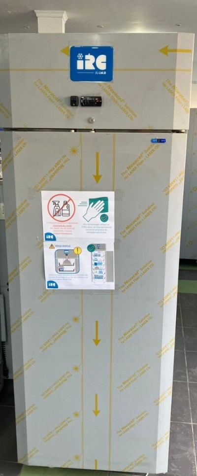 AROIRE RÉFRIGÉRÉE NEGATIVE ET TABLE DE TRAVAILLE RÉFRIGÉRÉE IRC