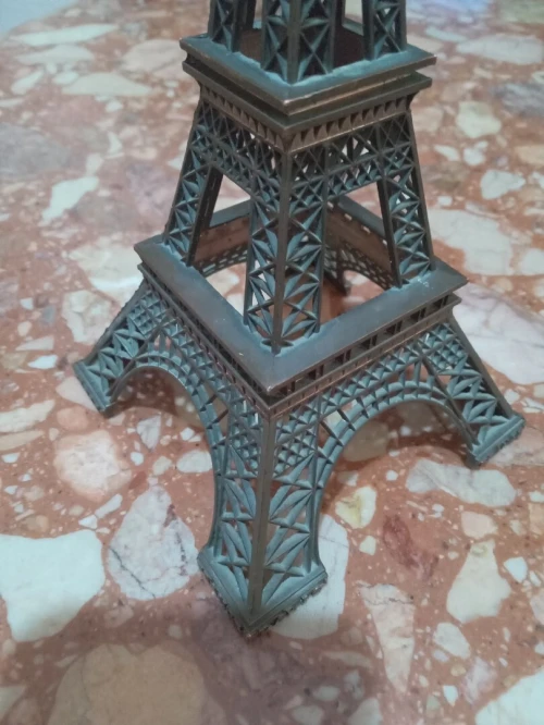 tour efel en cuivre