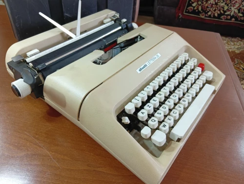 MACHINE A ECRIRE OLIVETTI LATTERA 35