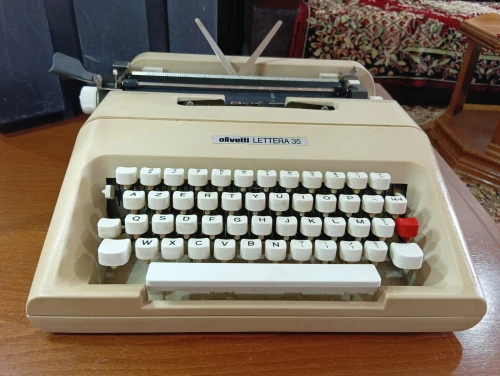 MACHINE A ECRIRE OLIVETTI LATTERA 35