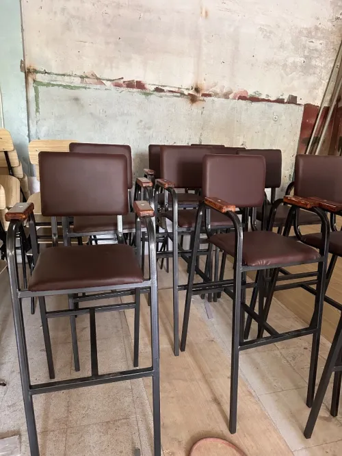 Chaise et tables élèves + paillasse et bureau 