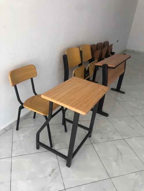 Chaise et tables élèves + paillasse et bureau 