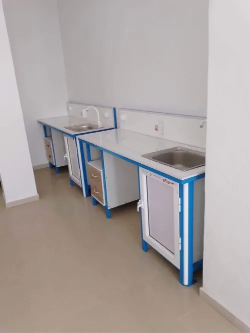 Chaise et tables élèves + paillasse et bureau 