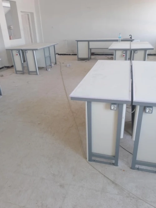 Chaise et tables élèves + paillasse et bureau 